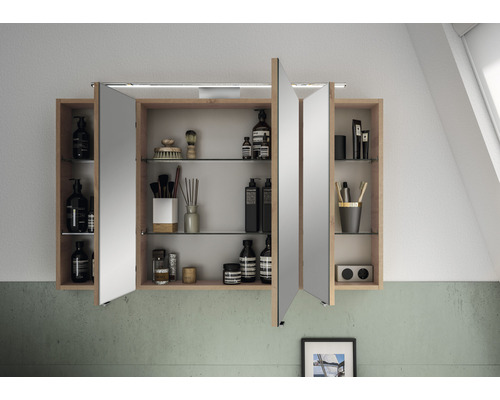 Offener Spiegelschrank mit Glasböden und Badartikeln