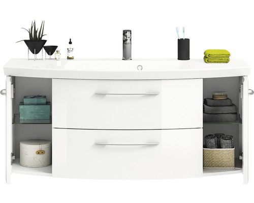 Weißer Waschtisch mit zwei Schubladen und offenem Stauraum, ausgestattet mit Waschbecken, Armatur und diversen Badutensilien.