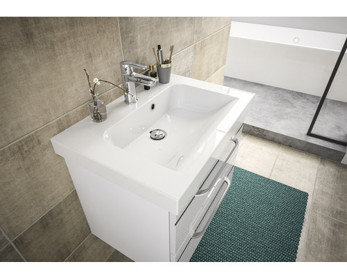 Badezimmer mit Waschtischunterschrank, Waschbecken und Armatur