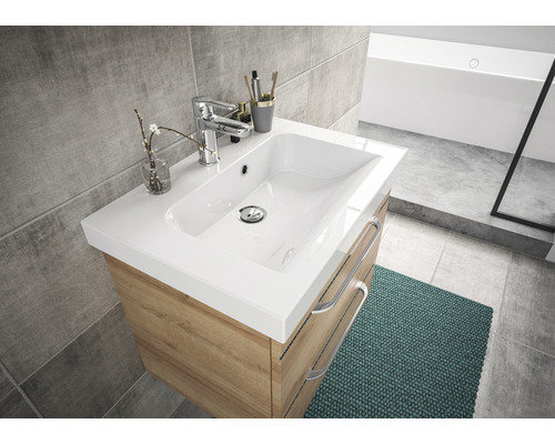 Badezimmerwaschtisch mit weißem Waschbecken und Holzstruktur