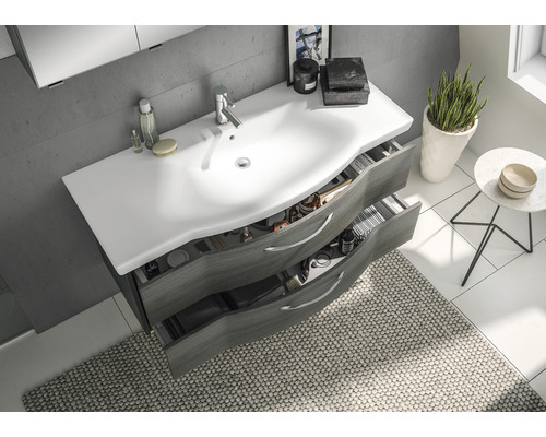 Badezimmer mit Waschbeckenunterschrank, offenem Schubladensystem und Waschbecken
