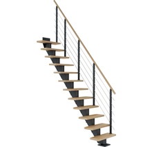 Treppe mit Holzstufen, Metallgeländer und Handlauf.