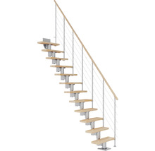 Holztreppe mit Metallgeländer