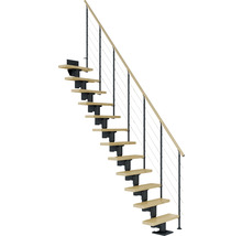 Treppe mit Holzstufen, schwarzem Treppengeländer und Stahlseilen