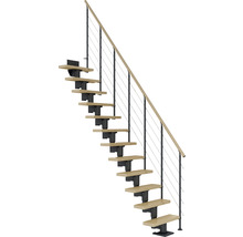Treppe mit Holzstufen, Metallgeländer und Handlauf.