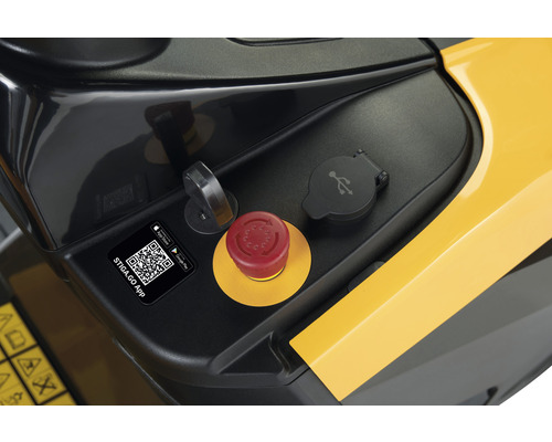 Detailansicht der Bedienelemente eines Gartengeräts mit QR-Code, USB-Anschluss, Zündschlüssel und Not-Aus-Schalter.