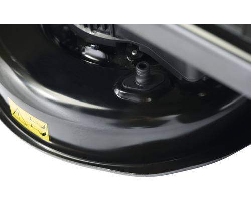 Detailansicht des Mähdecks eines Rasenmähers mit Reinigungsanschluss