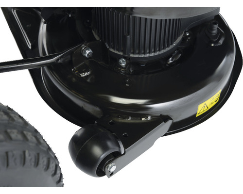 Detailansicht eines Rasenmähers mit Motor, Gehäuse und Rad