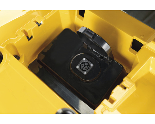 Detailaufnahme des Ladeanschlusses in einer gelben Werkzeugkiste.