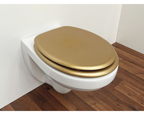 Wandhängendes WC mit goldenem Toilettensitz