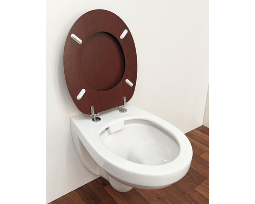 Wand-WC mit hochgeklapptem WC-Sitz aus Holz