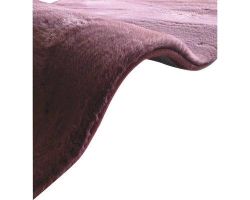 Detailansicht eines Teppichs mit hohem Flor