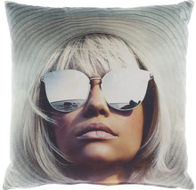 Kissen mit Fotodruck einer Frau mit Hut und Sonnenbrille
