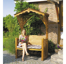 Holzgartenbank mit Dach und Gitterseitenwänden im Garten mit Frau.