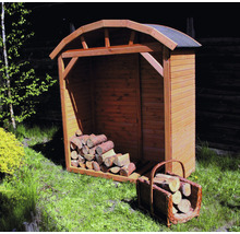 Holzlager mit Korb voller Holzscheite im Garten