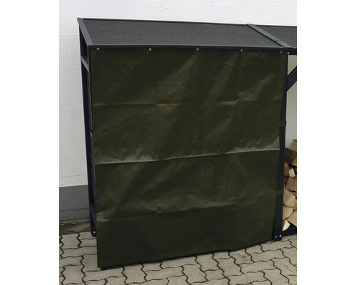 Holzlager mit Abdeckplane zum Schutz des Brennholzes vor Witterungseinflüssen.