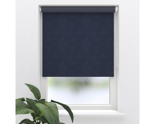 Blaues Rollo am Fenster mit Kettenzug