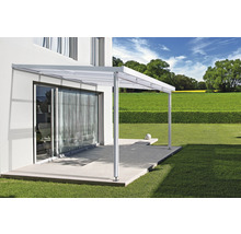 Terrassenüberdachung aus Aluminium an einem Haus mit Rasenfläche