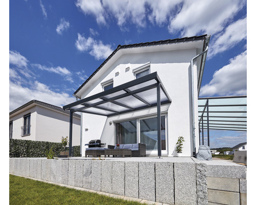 Modernes Wohnhaus mit Terrassenüberdachung und Gartenmöbeln
