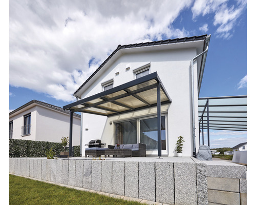 Terrasse mit Grill, Gartenmöbeln und einer Terrassenüberdachung