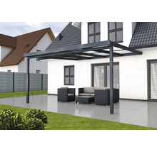Terrassenüberdachung mit Sitzgruppe auf einer Terrasse vor einem Haus