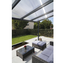 Terrasse mit Terrassenüberdachung, Gartenmöbeln und Teich