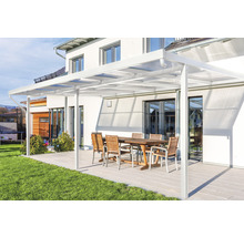 Terrassenüberdachung mit Tisch und Stühlen auf Terrasse vor einem Haus