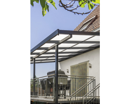 Terrasse mit Terrassenüberdachung und Grill