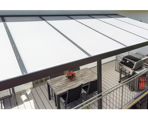 Terrasse mit Terrassenüberdachung, Gartentisch, Stühlen und Grill