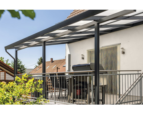 Terrassenüberdachung aus Aluminium mit Grill auf der Terrasse