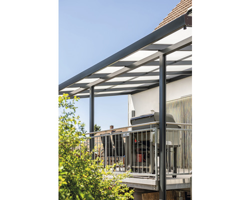 Terrasse mit Grill unter einer Terrassenüberdachung