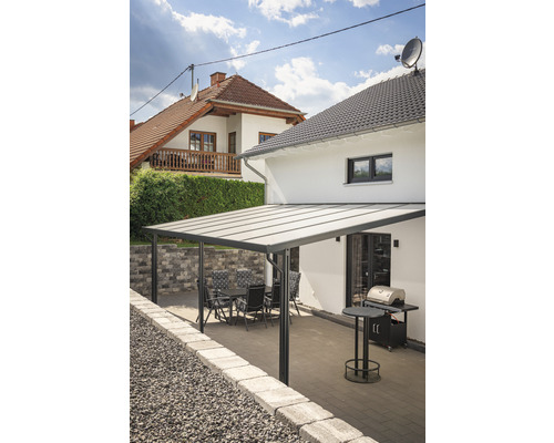 Terrasse mit Terrassenüberdachung, Gartentisch und Grillplatz an einem Wohnhaus