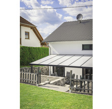 Haus mit Terrassenüberdachung und Garten
