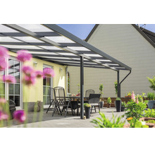 Terrassenüberdachung mit Sitzgruppe und Pflanzen im Garten
