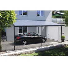 Carport mit Auto vor einem Haus
