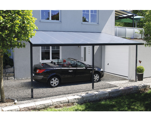 Carport mit Auto vor einem Haus