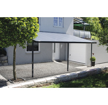 Carport vor einem Haus mit Kiesboden