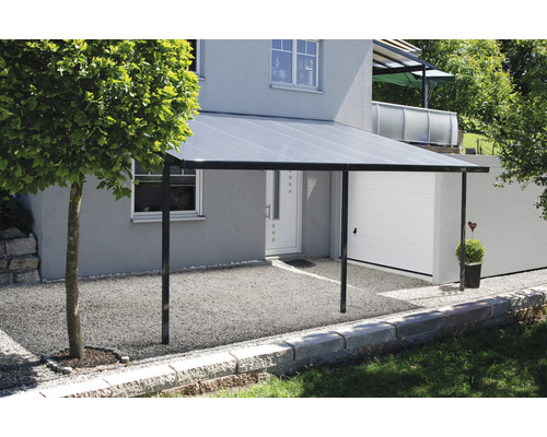 Carport vor einem Haus mit Kiesboden