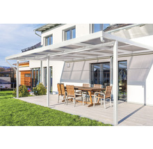 Terrassenüberdachung mit Gartenmöbeln auf Terrasse vor Wohnhaus