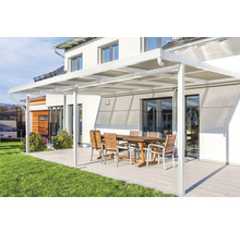 Terrasse mit Überdachung und Gartenmöbeln vor einem Haus