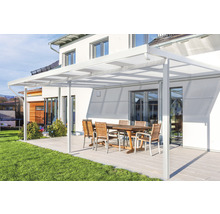 Terrassenüberdachung mit Tisch und Stühlen im Garten