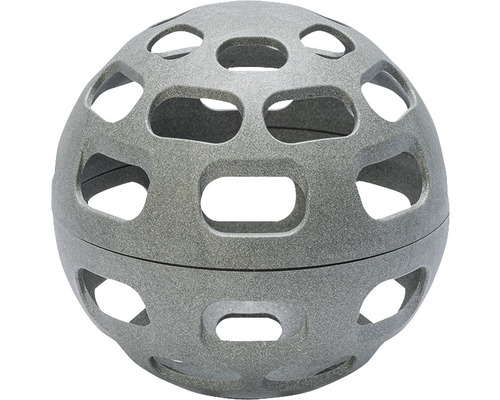 Graue Gartenkugel mit Löchern