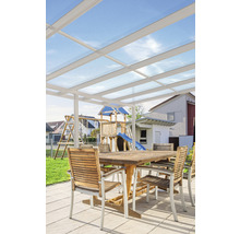 Terrassenüberdachung mit Tisch und Stühlen im Garten.