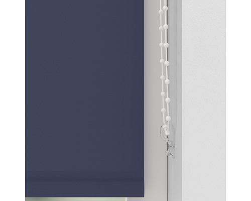 Rollo mit Kettenzug im Fenster