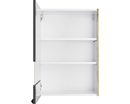 Geöffneter Badezimmerschrank mit Regalböden