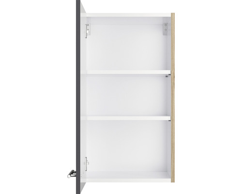 Geöffneter Hängeschrank mit drei Regalböden zur Aufbewahrung im Badezimmer