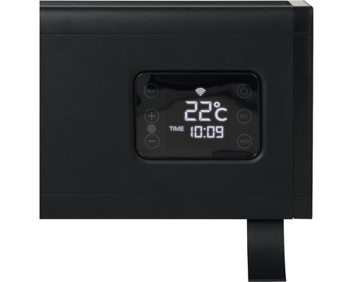 Detailansicht einer elektrischen Heizung mit digitalem Display, das Temperatur und Einstellungen anzeigt