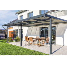 Terrassenüberdachung mit Gartenmöbeln auf der Terrasse