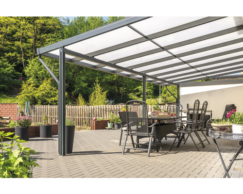 Überdachte Terrasse mit Gartenmöbeln und Pflanzen