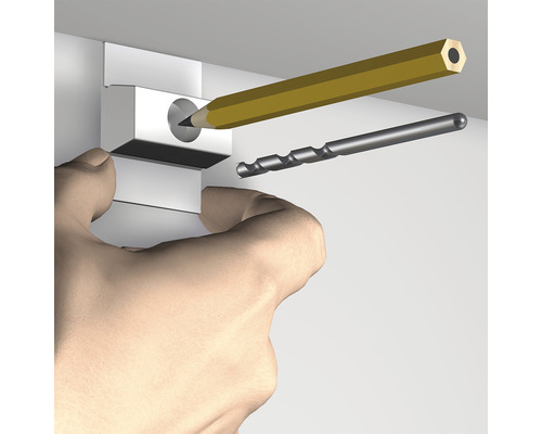 Person spitzt Bleistift mit Anreisslehre neben Bohrer